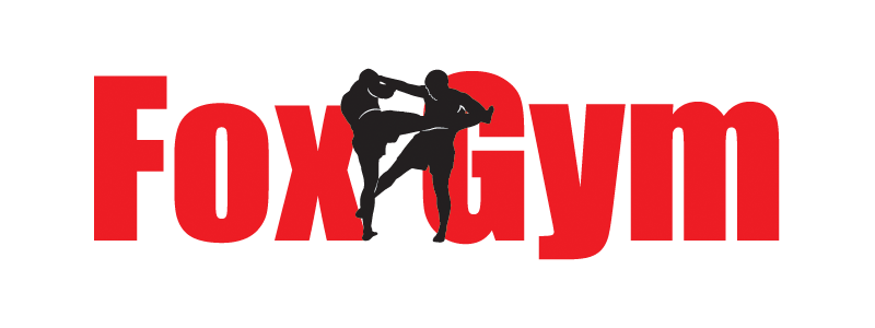 Die Abbildung represäntiert das Logo der FoxGym Kampfsportvereins, zu sehen sind zwei Muay Thai Kämpfer, die sich gegenüberstehen. Im Hintergrund ist folgender Schriftzug in roter Farbe zu sehen. 